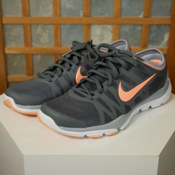 nike training flex trainers in grey with peach swoosh